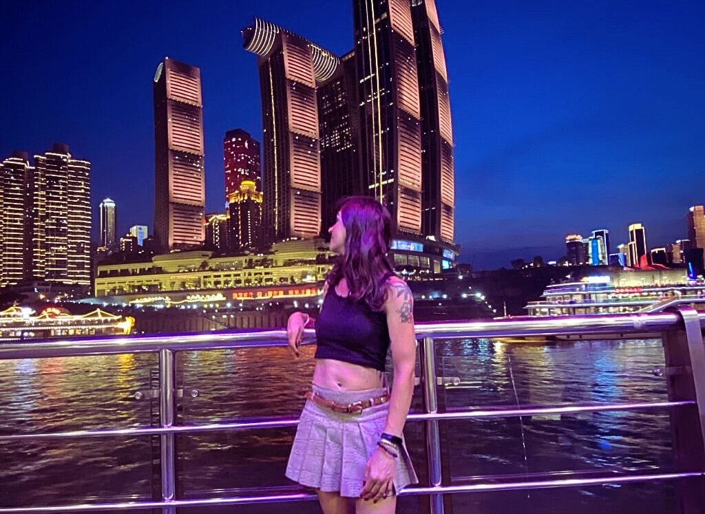 4-days-in-chongqing-the-3D-city-night-river-cruise
